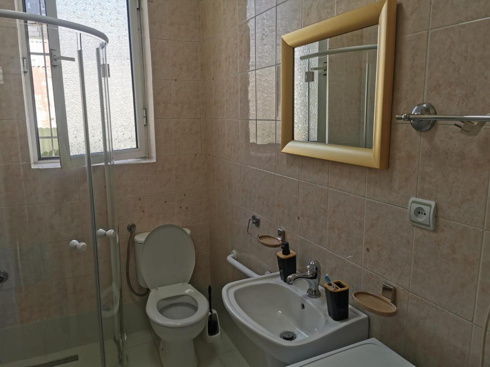Gm Tirana Hostel Bagian luar foto