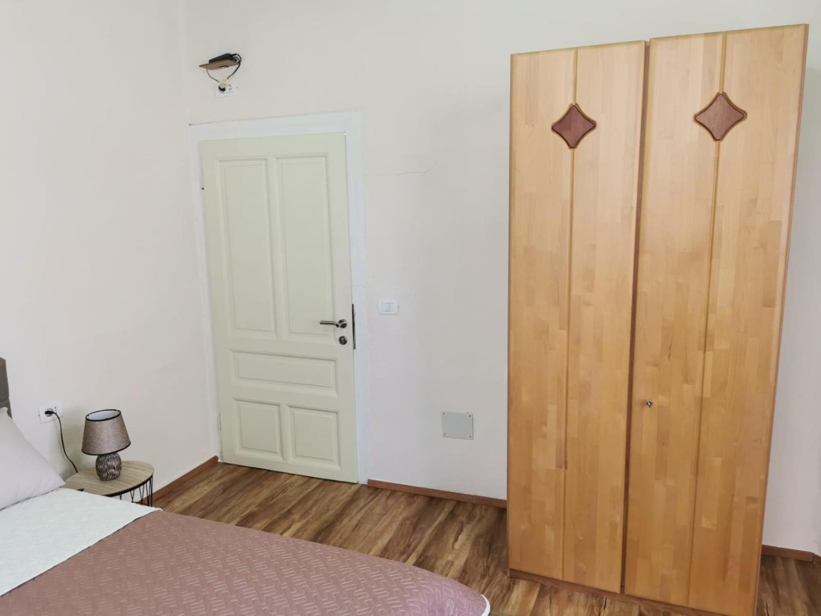Gm Tirana Hostel Bagian luar foto