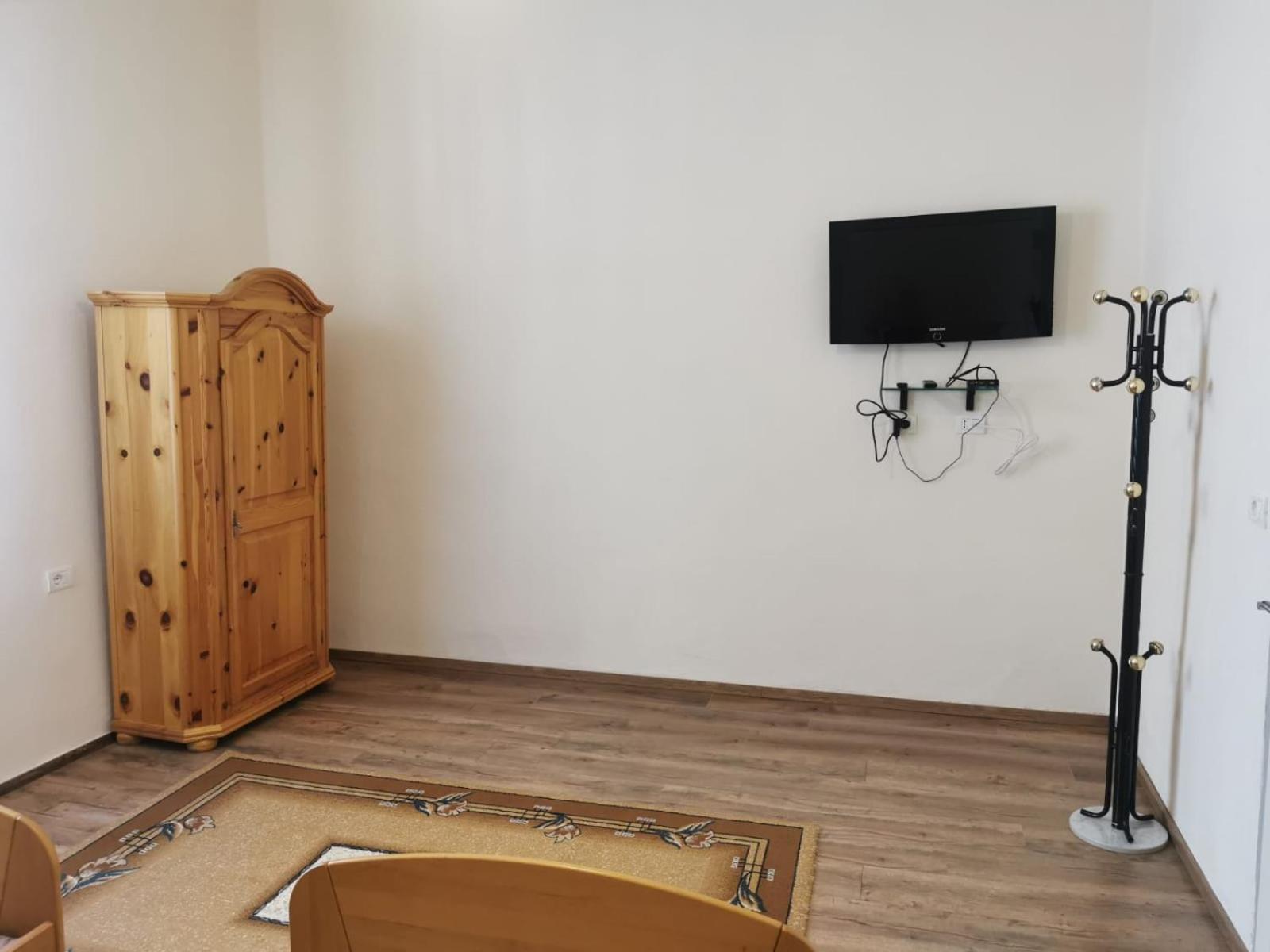 Gm Tirana Hostel Bagian luar foto