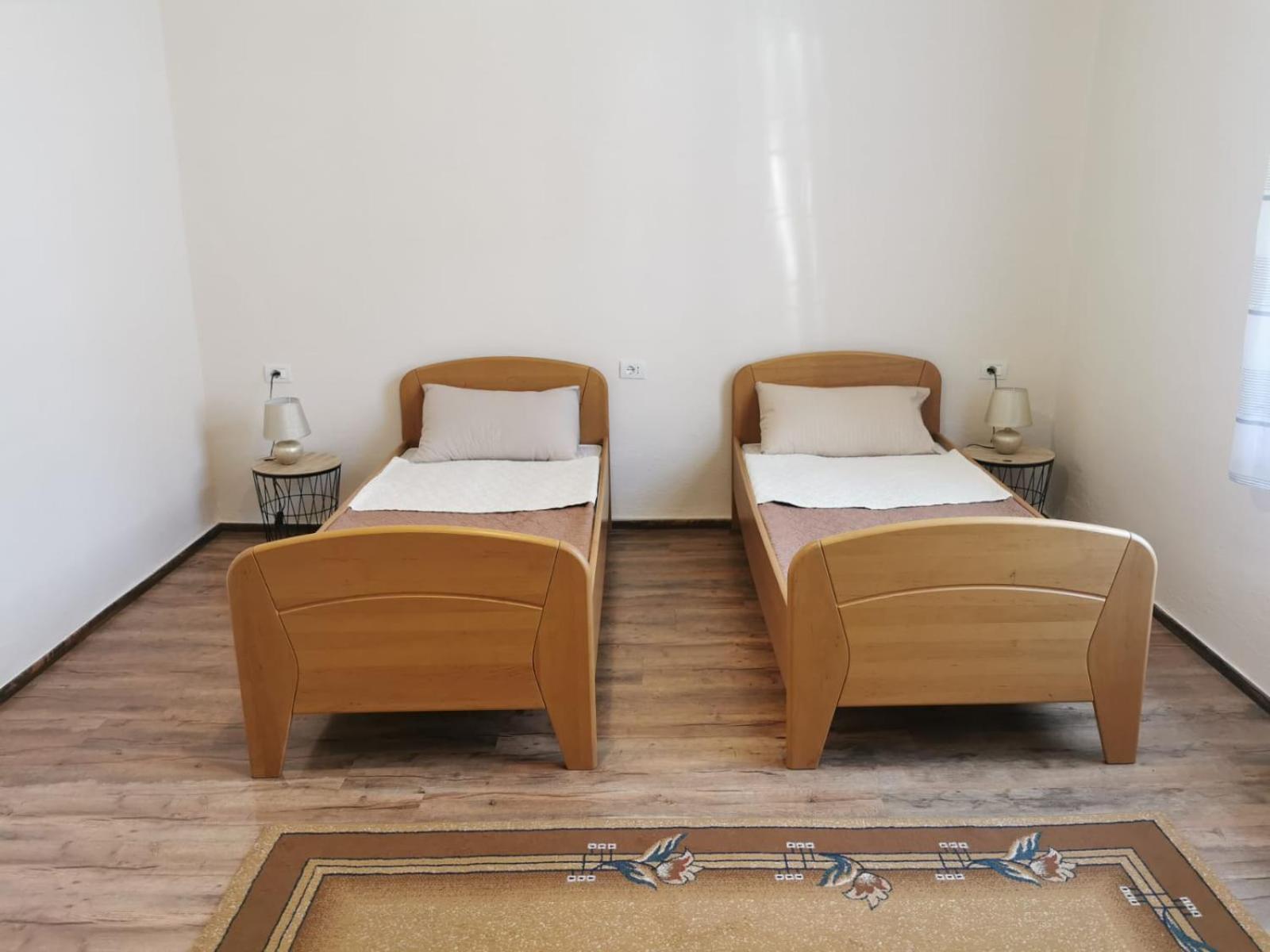 Gm Tirana Hostel Bagian luar foto