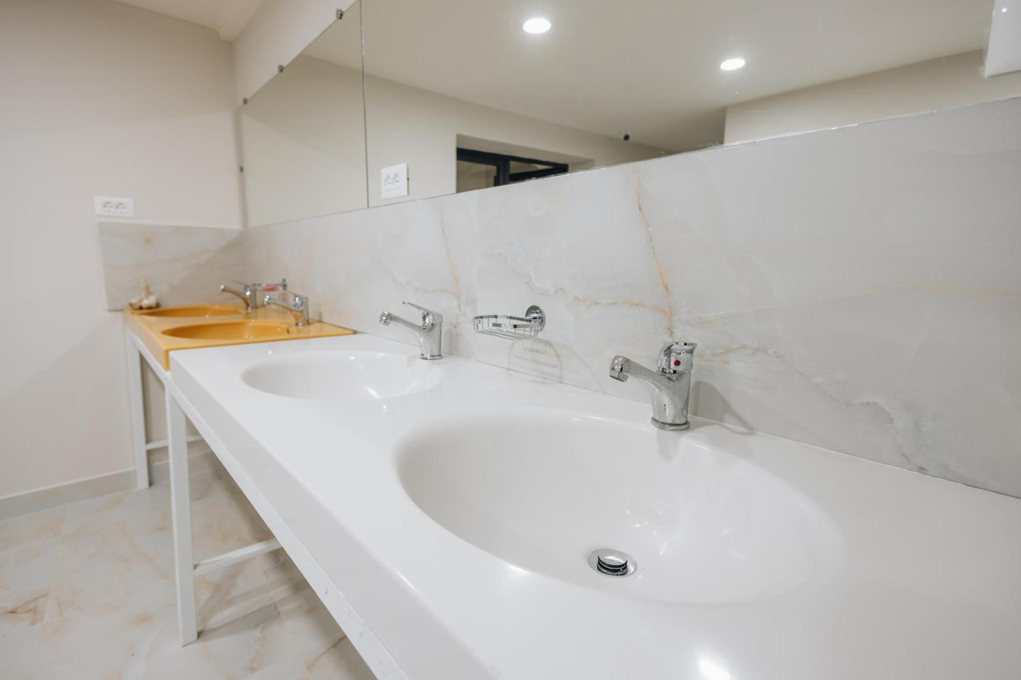 Gm Tirana Hostel Bagian luar foto