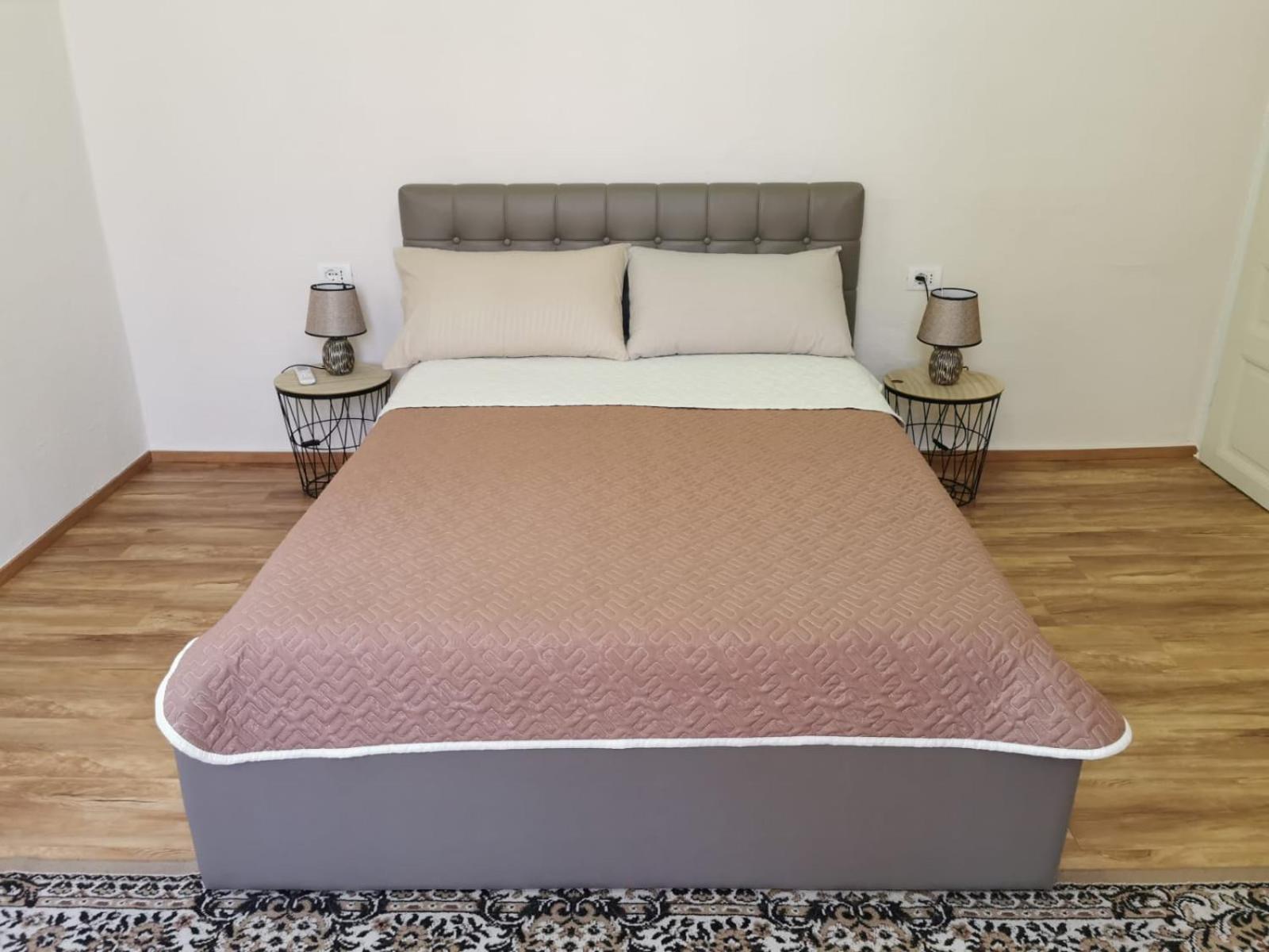 Gm Tirana Hostel Bagian luar foto