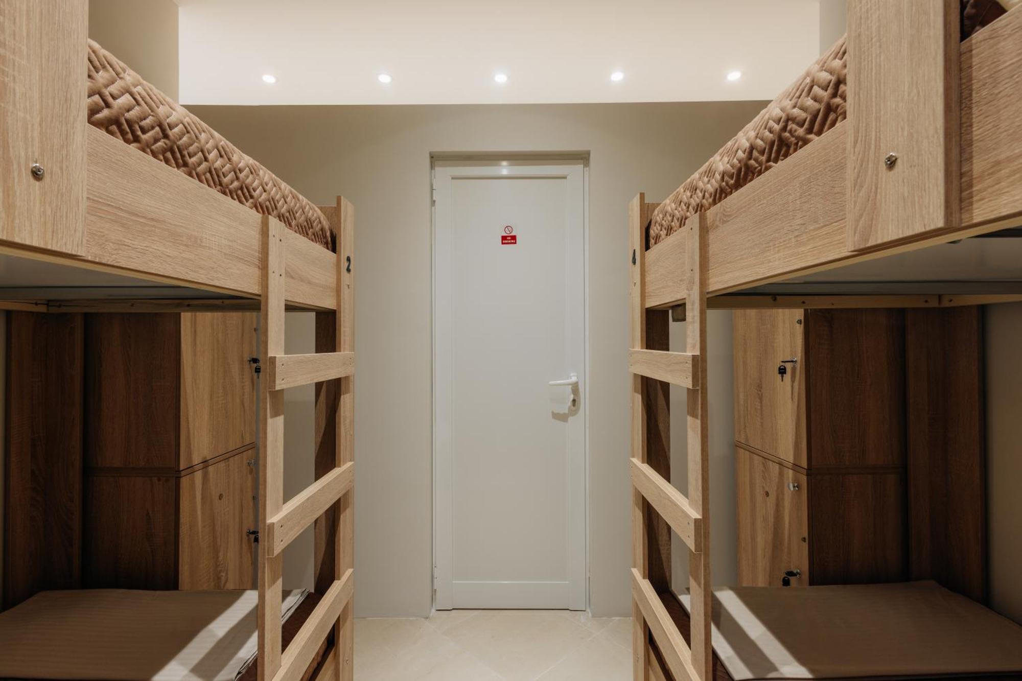 Gm Tirana Hostel Bagian luar foto